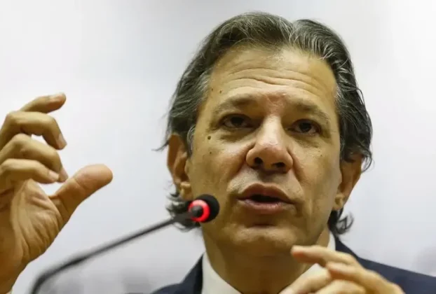 Governo Brasileiro Mantém Meta de Superávit Primário para 2026, Apesar dos Desafios